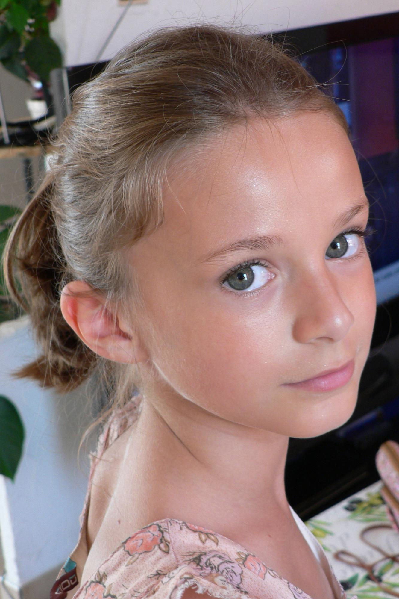 Clara Boyer as Rosella in Trina cria