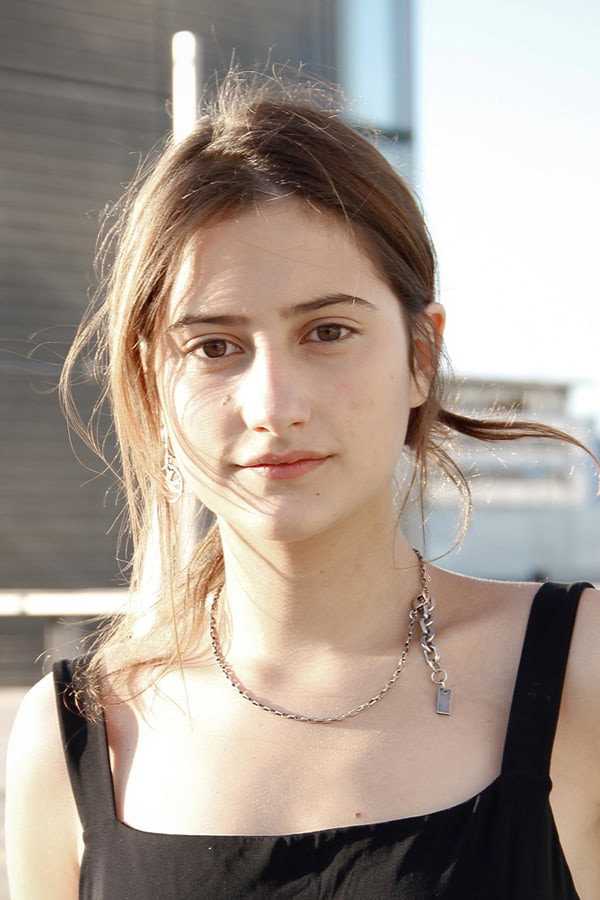 Lola Créton as Suzanne in Corniche Kennedy