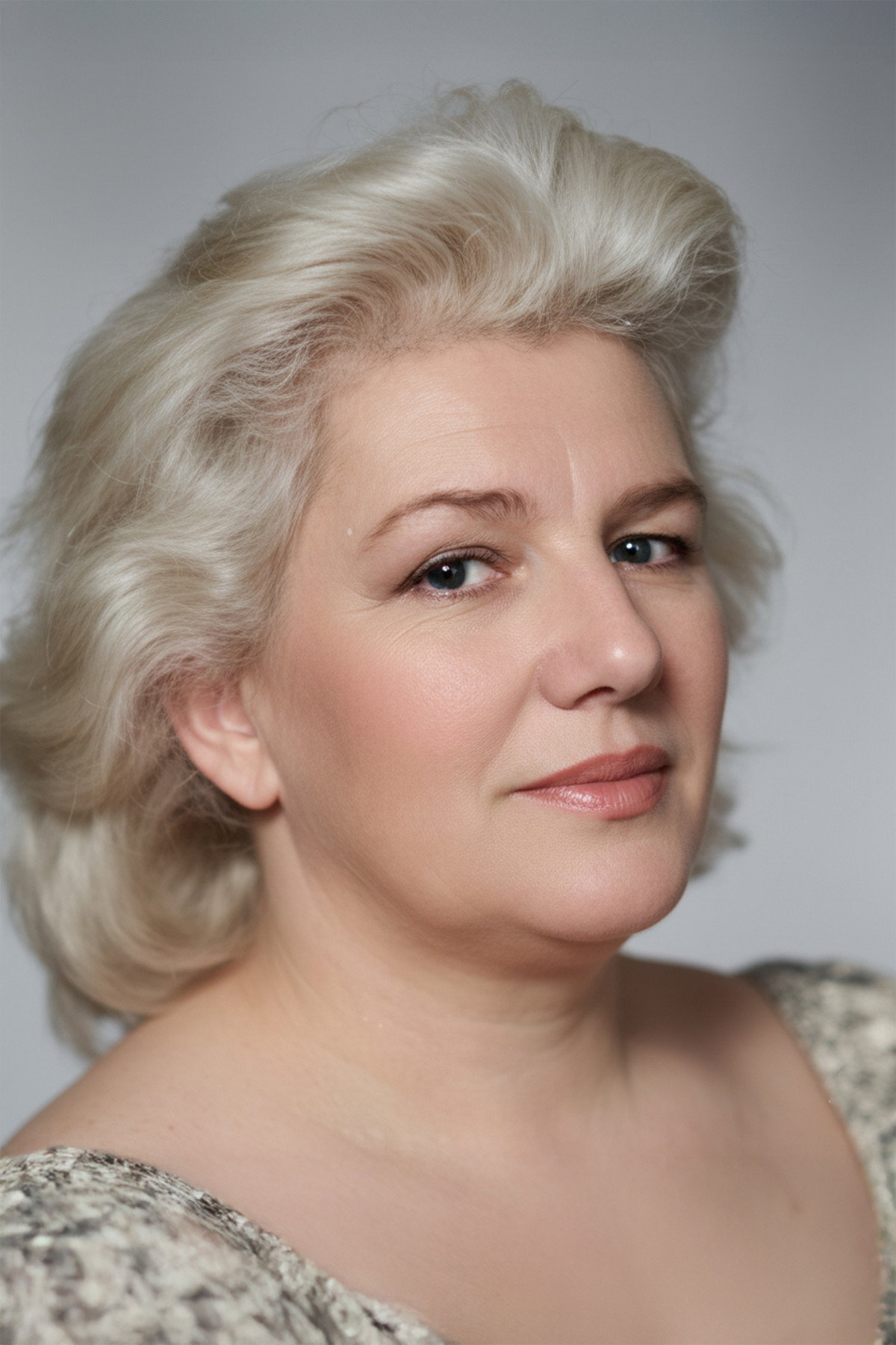 Muazzez Arçay as Emine in The Stepmother