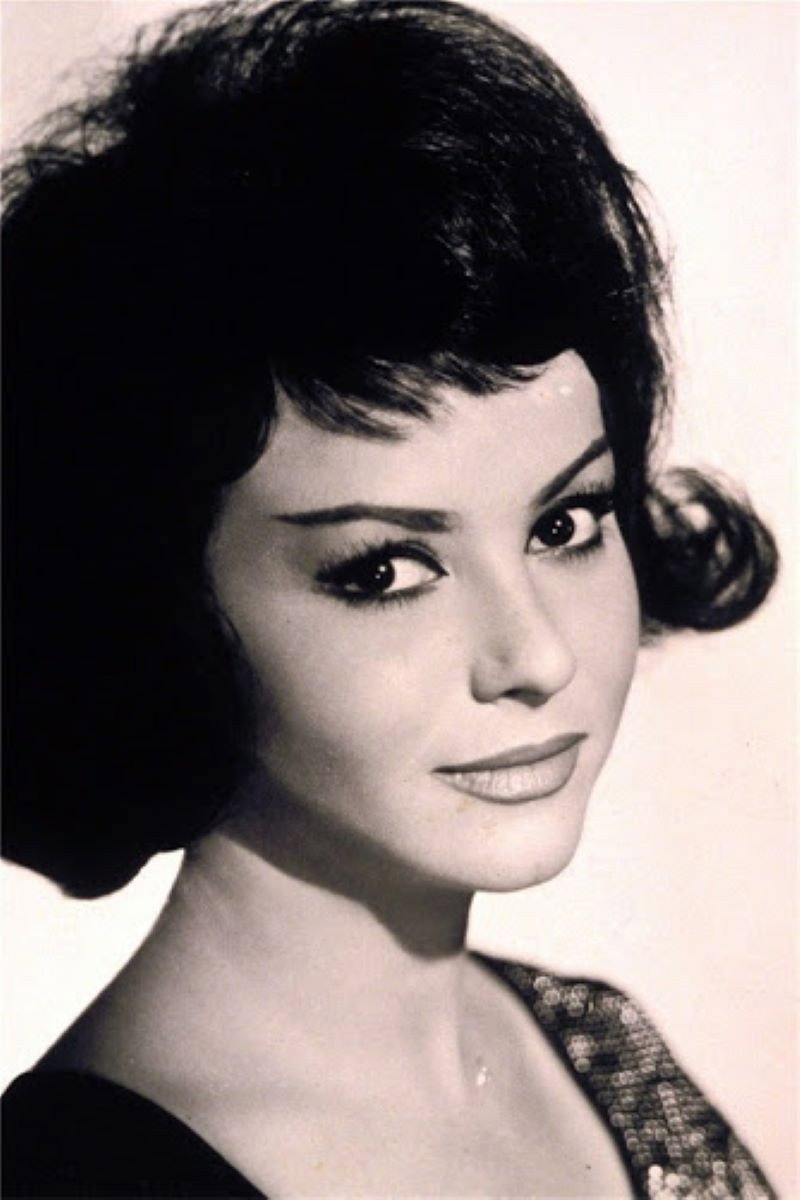 Marujita Díaz as Carmela San Martín in La pérgola de las flores