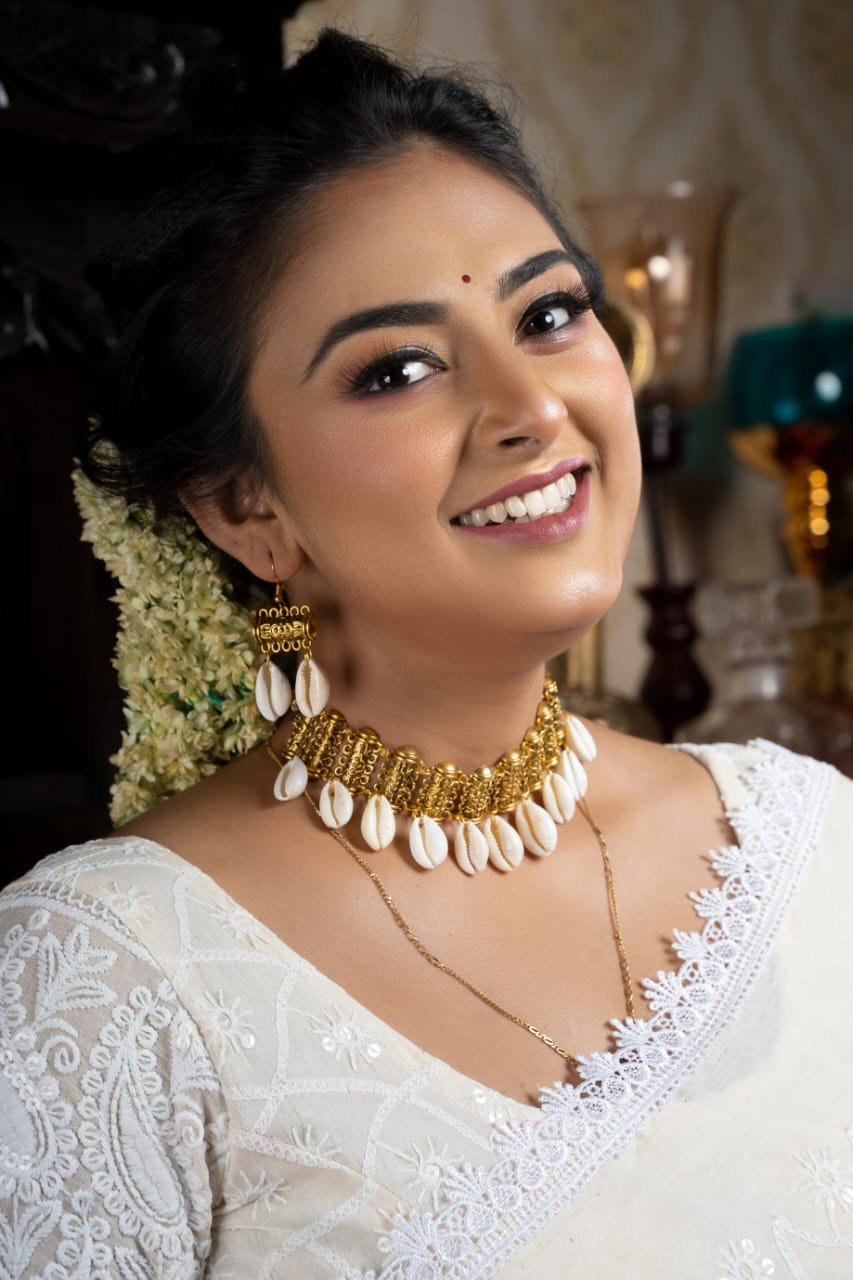 Tania Kar as Madhuri Banerjee in Saathi