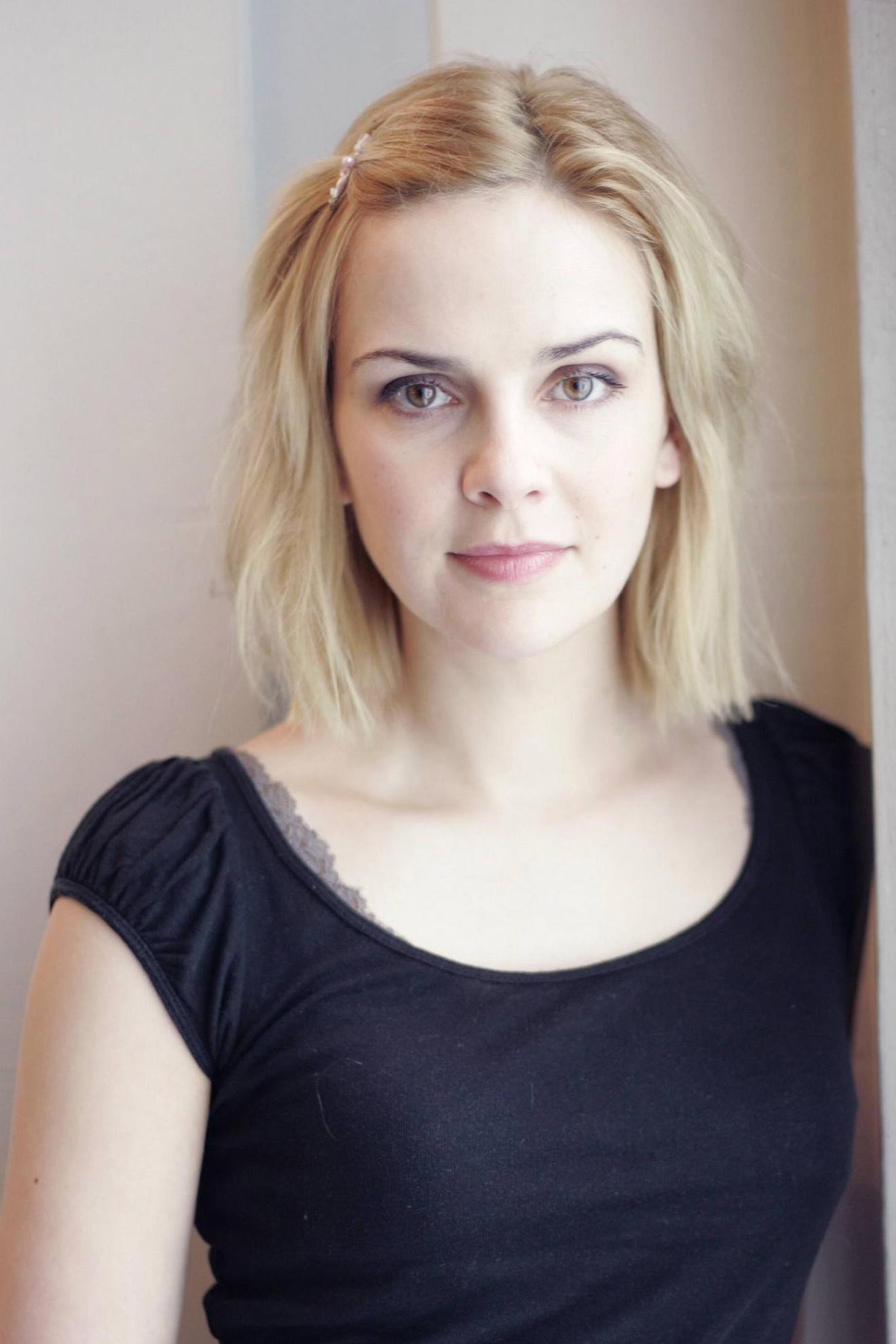 Denise Zich as Ruth in Kanadische Träume - Eine Familie wandert aus