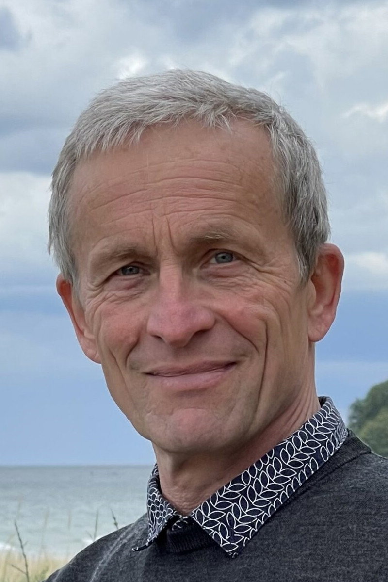 Gregor Höppner as Ling-Lings Vater (voice) in Laura's Star and the Mysterious Dragon Nian