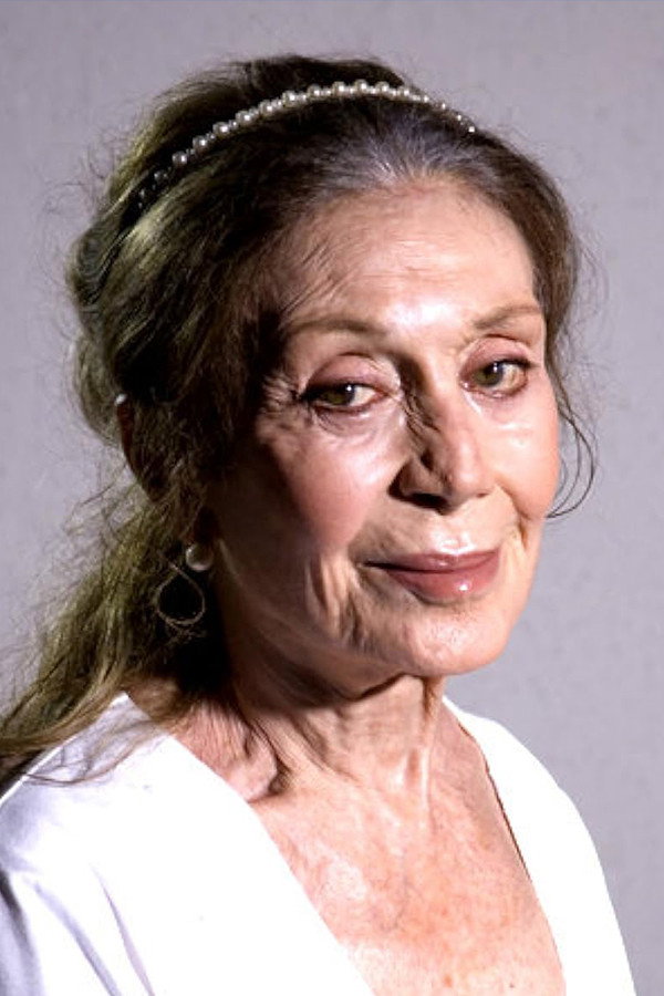 Yıldız Kenter as Nebile Kısmetim in Kısmetim Otel