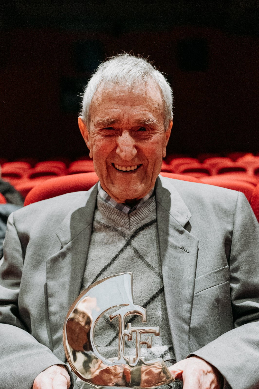 Γιάννης Βογιατζής as Vlasis Boukas in If the Violin Were a Bird