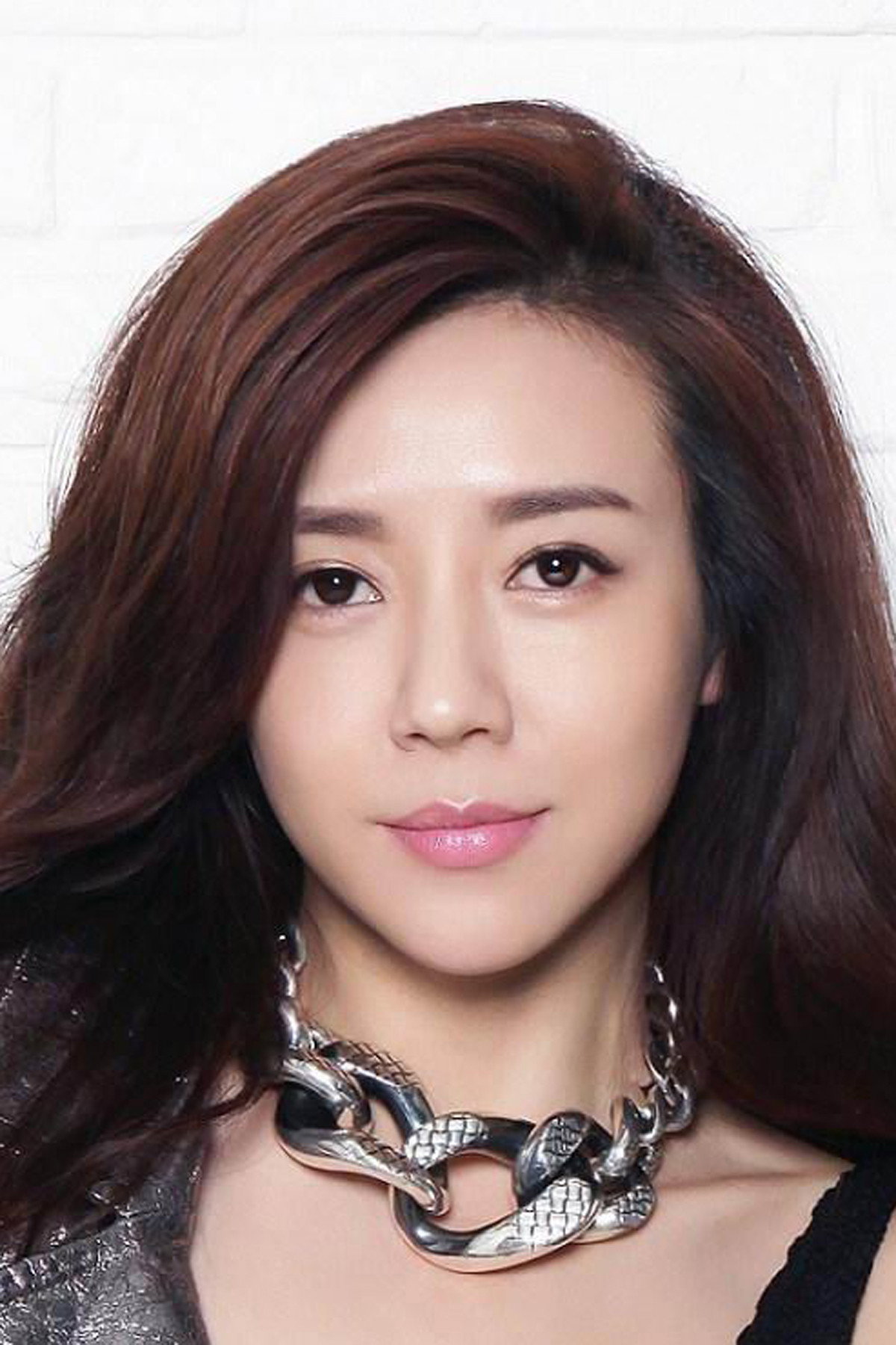 周韦彤 as Lily in A Busy Night