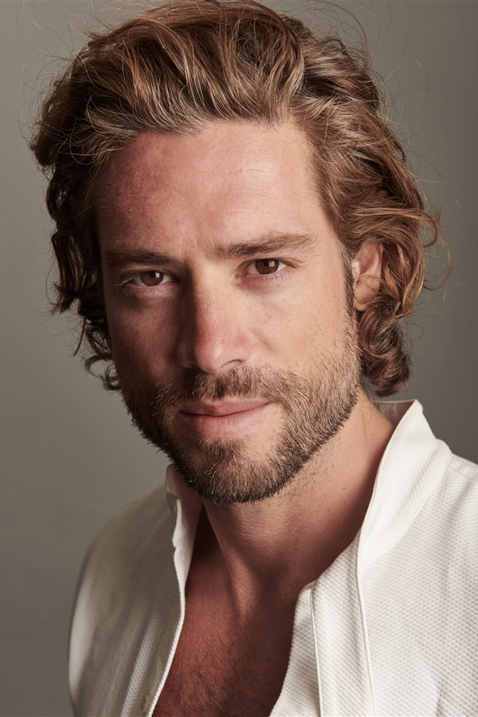 Anthony Lewis as Enzo in Certains l'aiment chauve