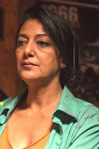 Nadia Niazi as The Aunt in Apatride