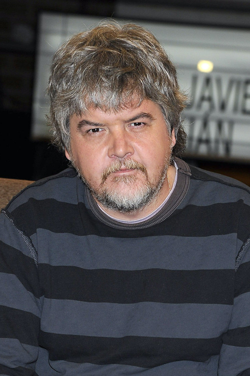 Javier Coronas as Self - Host in Ilustres Ignorantes