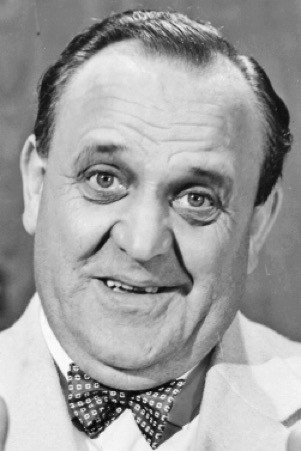 Douglas Håge as Wiik in Livet på Forsbyholm
