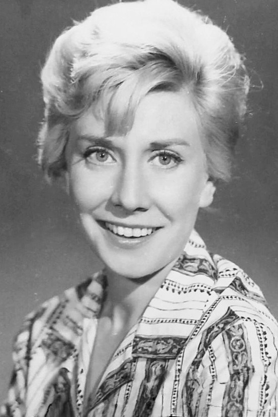 Gracita Morales as Petri - sirvienta vecina in Siempre es domingo