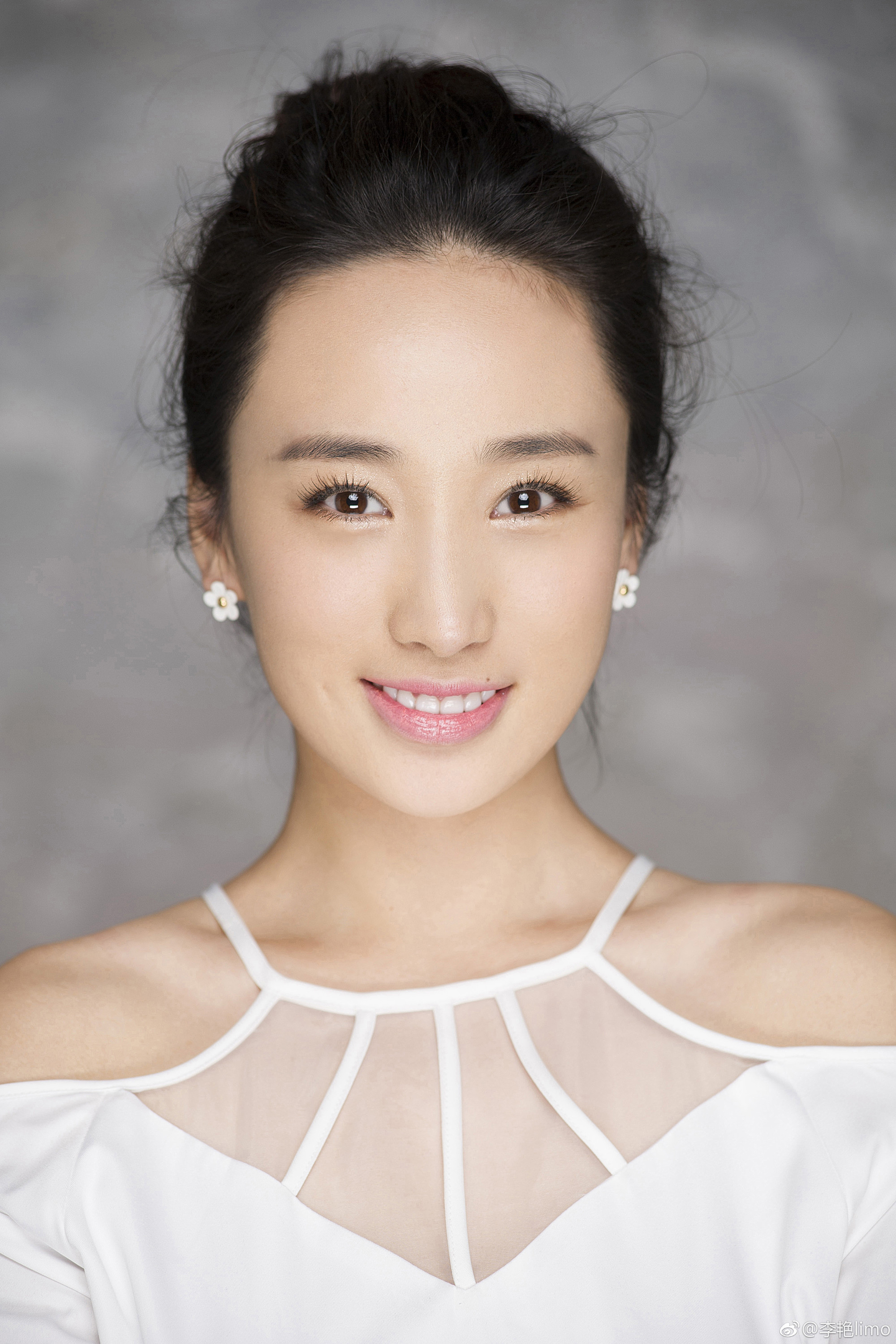Yan Li as Fang Feng in Hunter