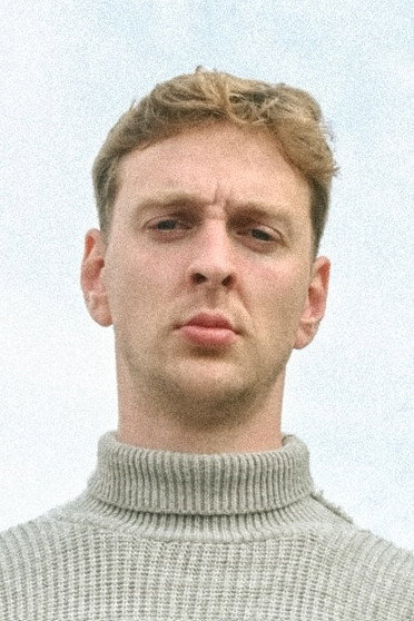 Jesse Heydenrych as Typ 2 in Mann muss gehen