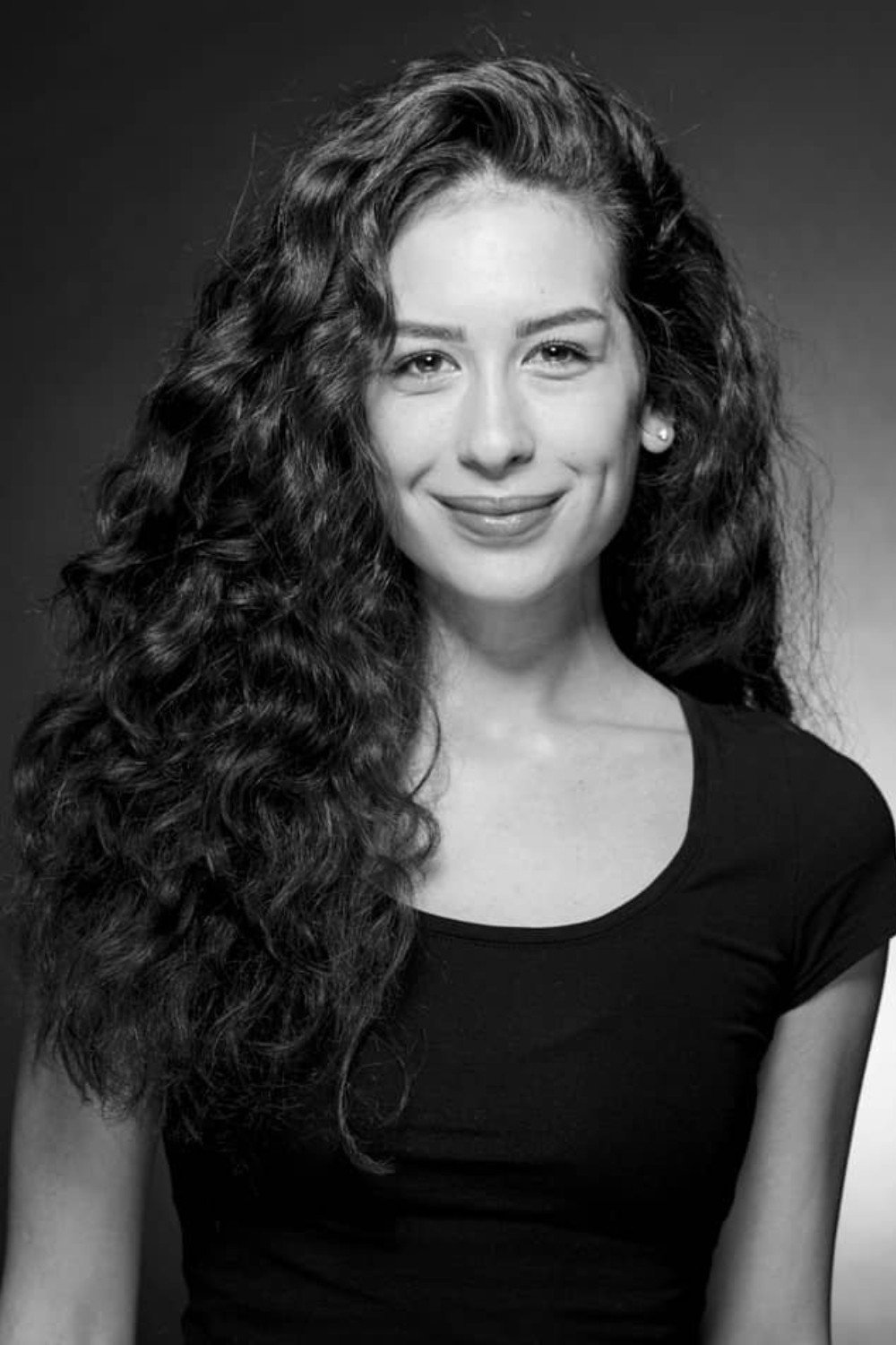 Yağmur Özbasmacı Mermer as Dilek Akar in Bir Umut Yeter