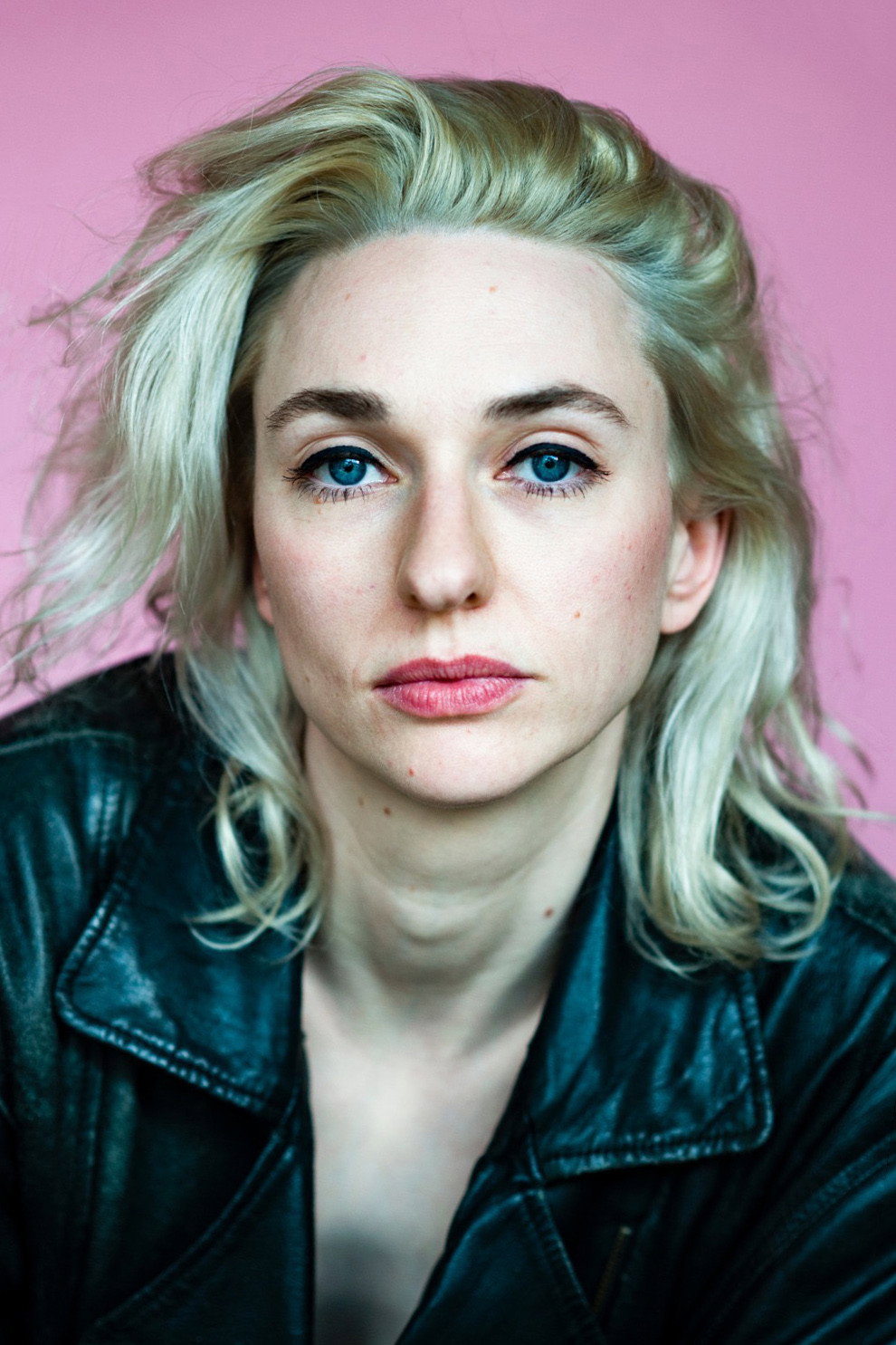 Hannah Ehrlichmann as Zoe in Distance