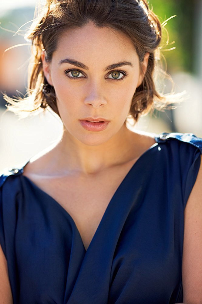 Patricia Rosales as Victoria Metzl in Oxalis