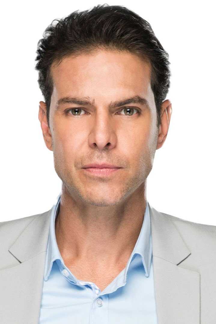 Juan A. Baptista as Oscar Reyes in Pasión de gavilanes
