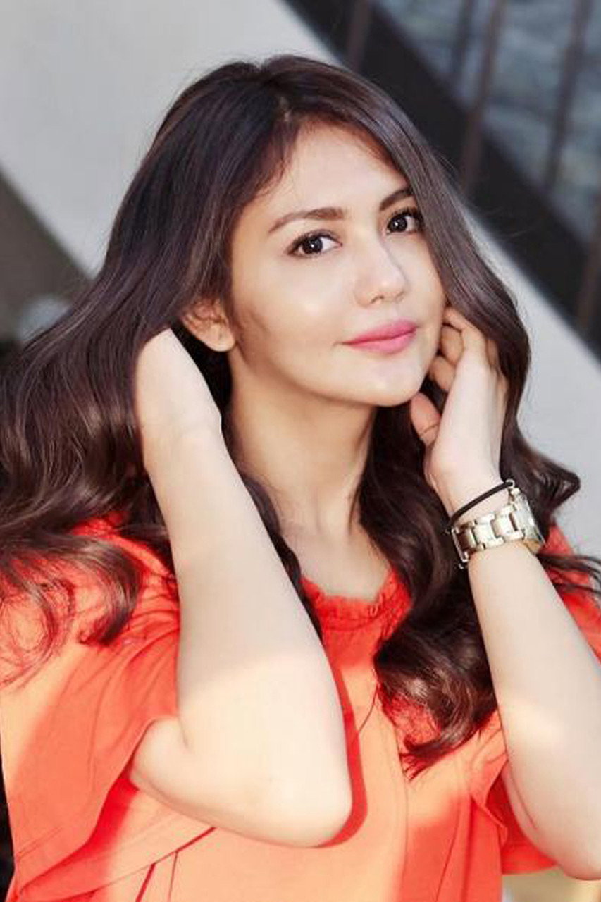 Juliana Moechtar as Hanum/Atika in Misteri Gunung Merapi