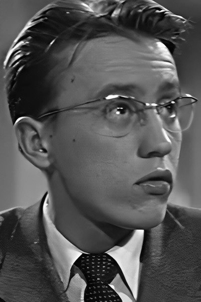 Андрей Ладынин as Zhenya in The First Date