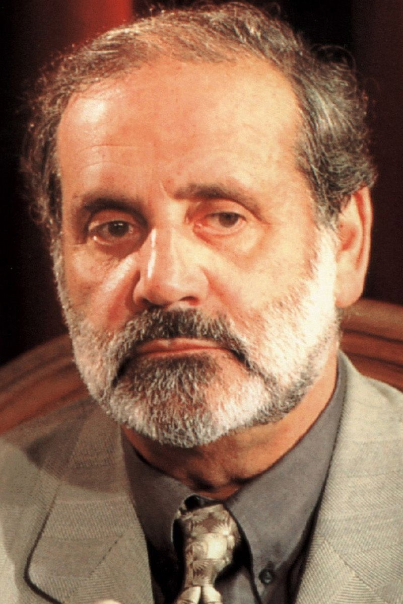 Jean Yanne as Oscar Thibault in Les Thibault