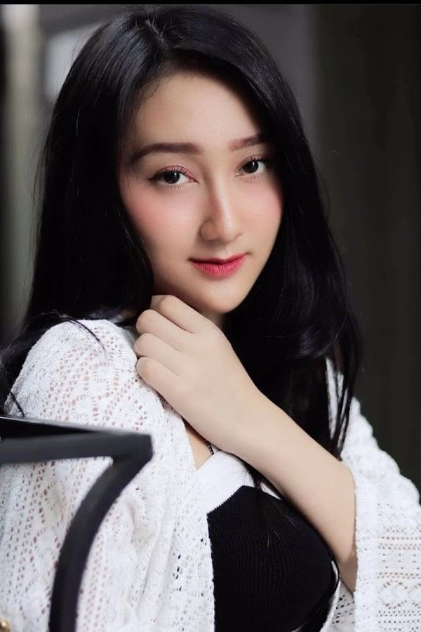 Sandrina Azzahra as Roro in The Requiem Bell