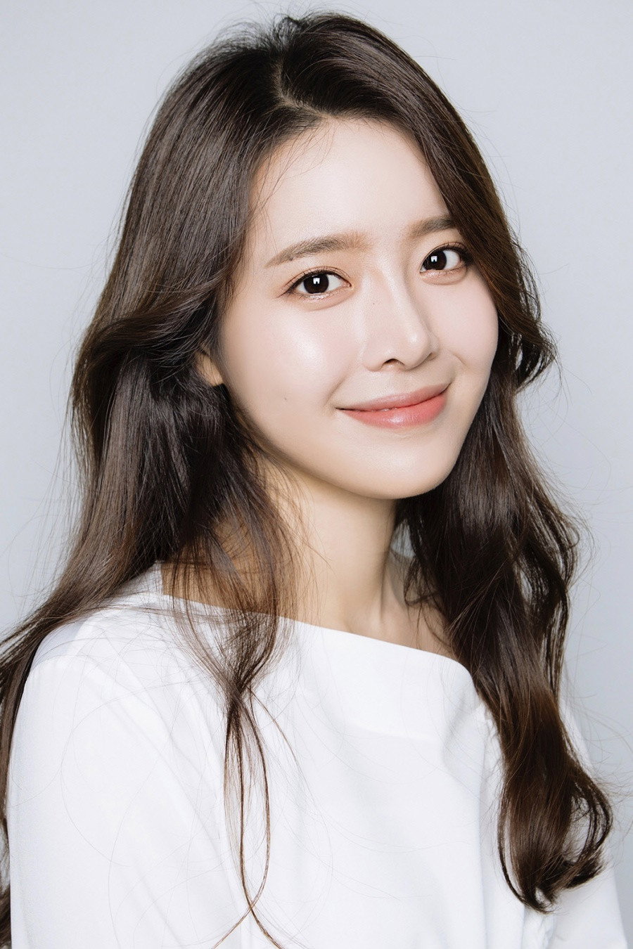 Jeong Sin-hye as Jung Yi-seul in Moon in the Day
