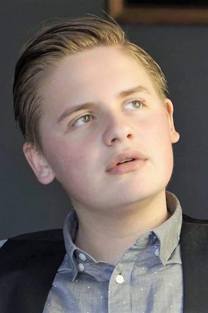 Simon Parmentier as Thomas Leroy in Les Chamois