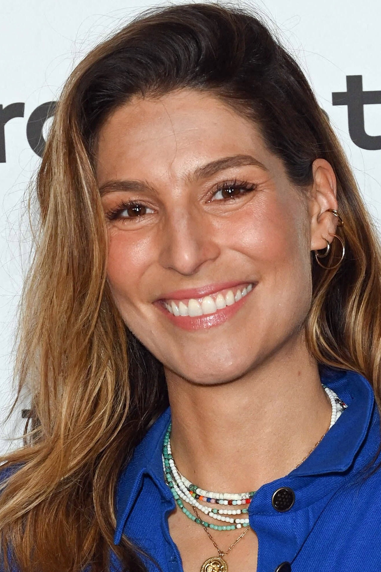 Laury Thilleman as Self : TV-Host in La fête de la chanson française - 20 ans d'émotions