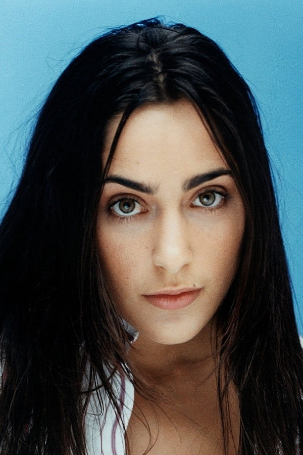 Summer Phoenix as Esther Kahn in Esther Kahn