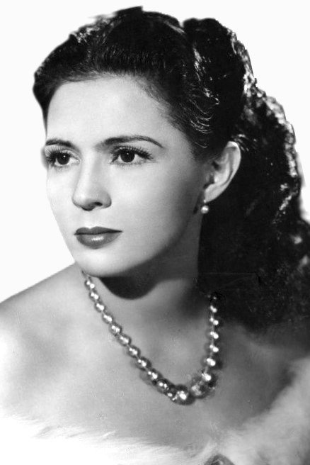 Sofía Álvarez as Laura / Estela in La hermana impura