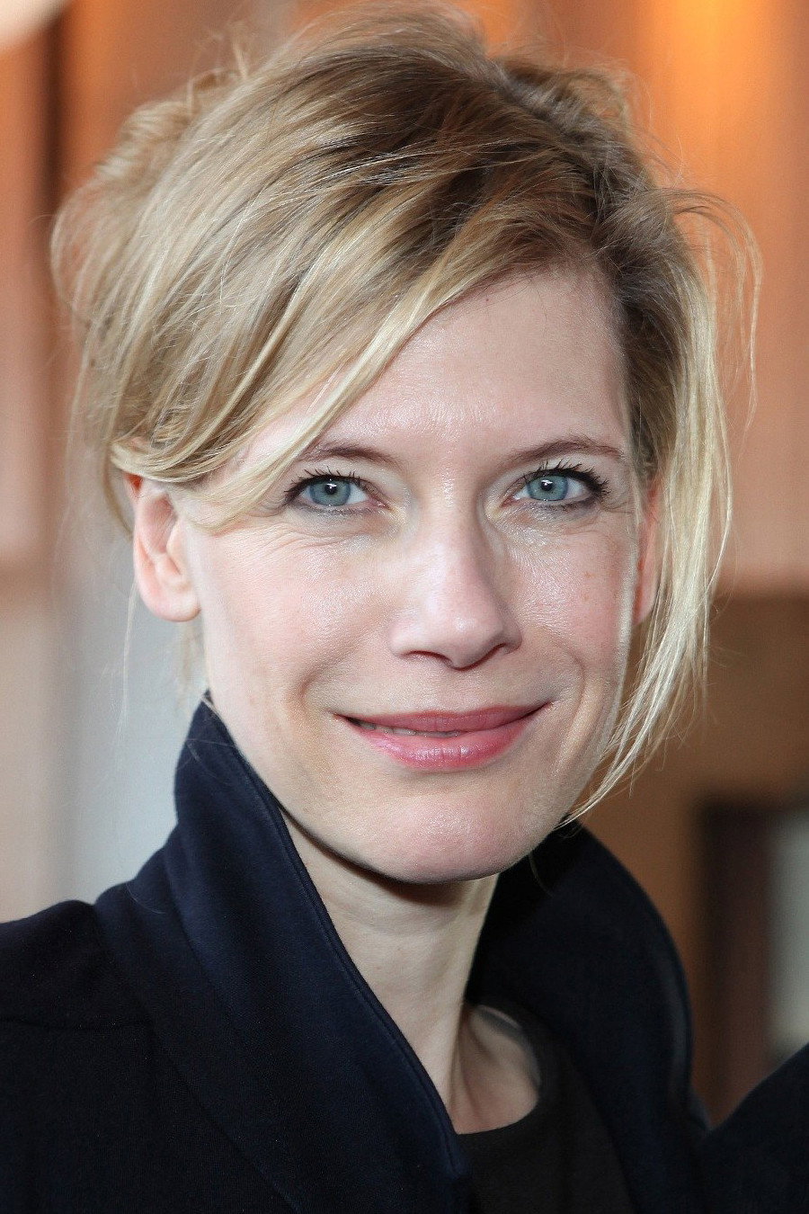 Ina Weisse as Thea Sonnabend in Doktor Martin