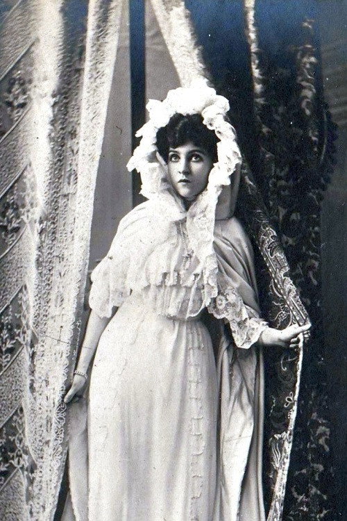 Ольга Владимировна Гзовская as Anelya in Her Sacrifice