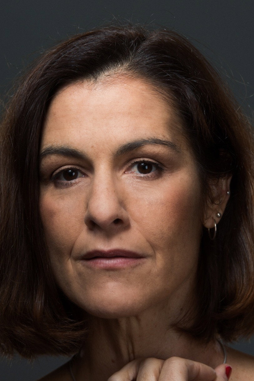 Teresa Chaves as Isabel Barros Bastos in A Luz de Judá