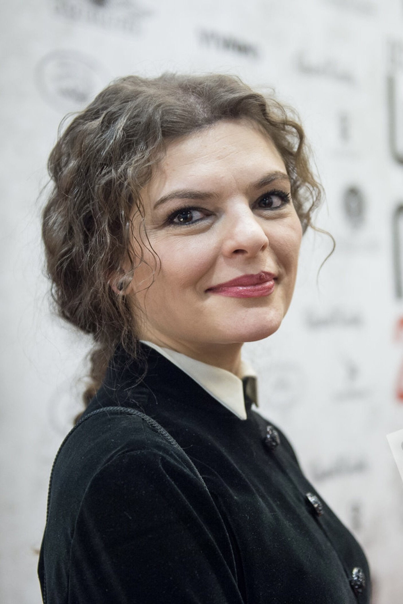 Narine Grigoryan as Kariné in Should the Wind Drop
