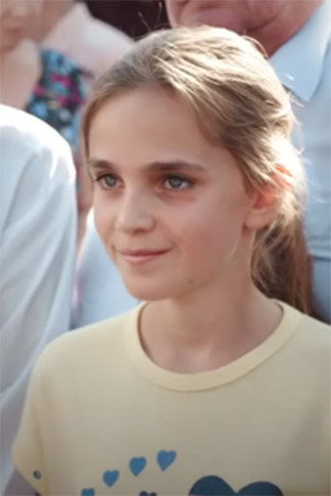 Chloë Daxhelet as Sara in Café Derby