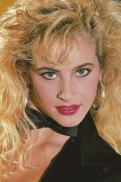 Amber Woods as Virtual Lesbian #2 (as Sharise) in Mind Trips