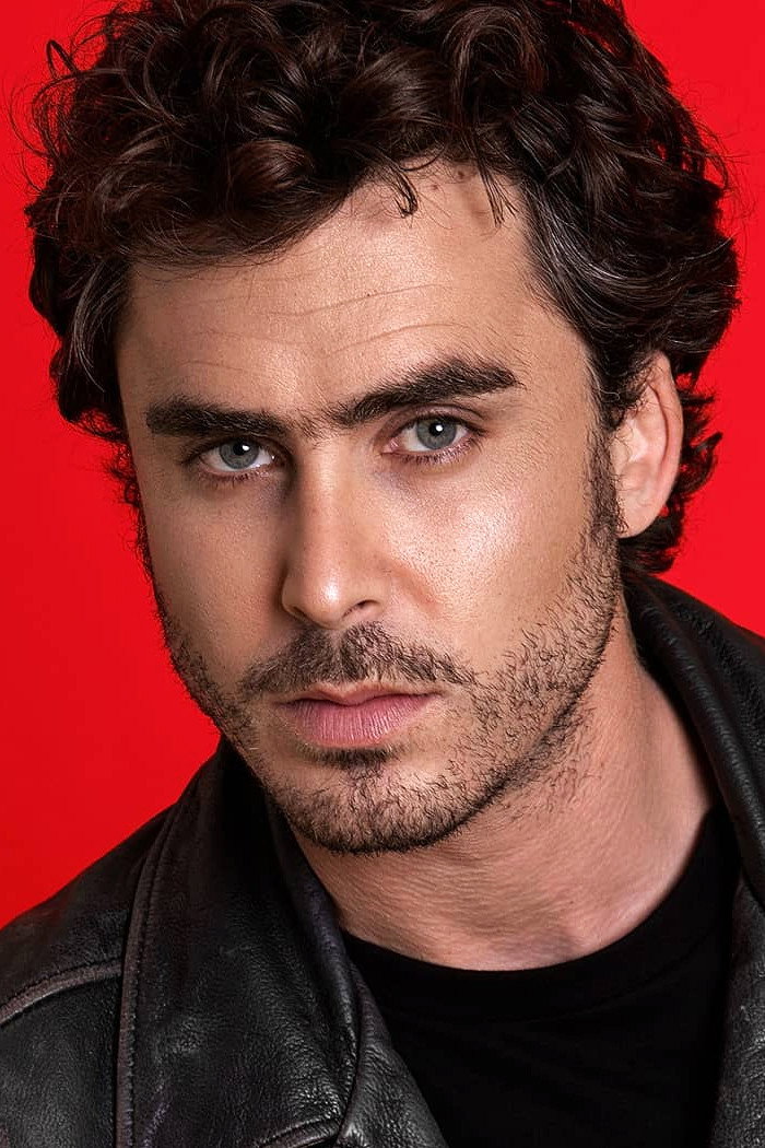 Nicolás Oyarzún as Pablo Arancibia in Edificio Corona