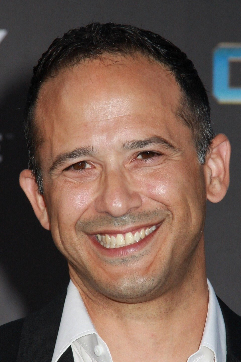 Joe Nieves as Tom Diaz in Atrapada en el medio