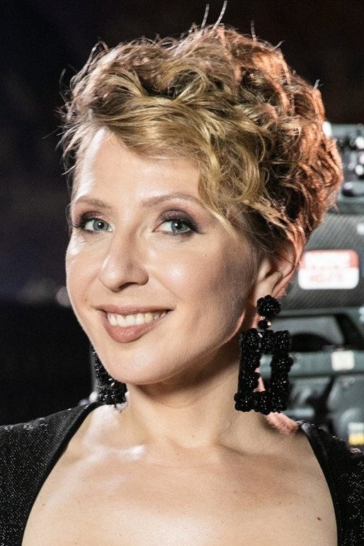 Яна Чурикова as Self - Host in Голос. Уже не дети