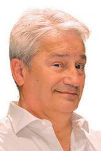 José Pedro Gomes as Júlio Pinhão in Hotel Cinco Estrelas