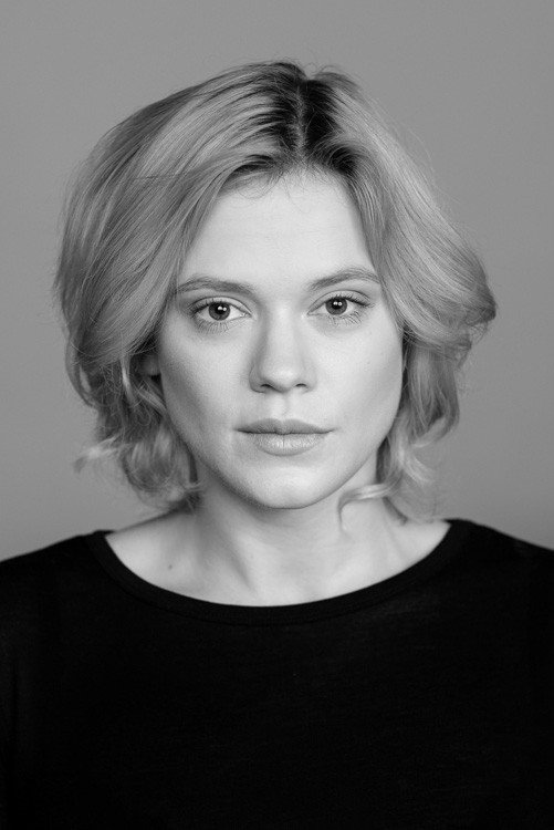 Barbara Liberek as Anna in Mum