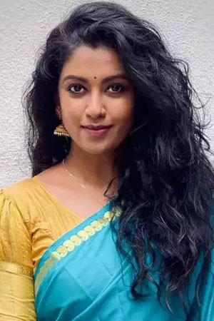 Roshini Haripriyan as Angayarkanni "Angu" in Garudan
