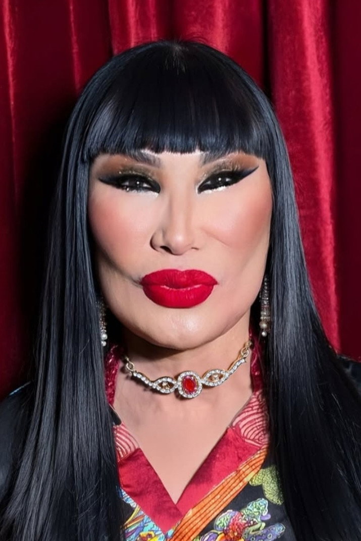 Lyn May as Maguita in Pasajeros en Transito