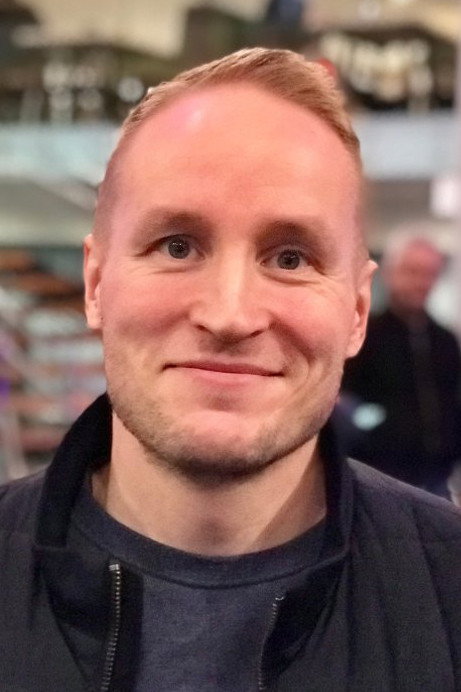 Ole Giæver as Han in Små Episoder