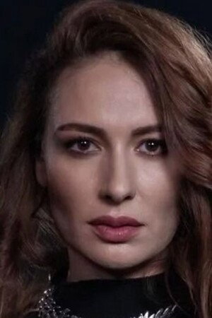Gamze İğdiroğlu as Handan in Love & Hope