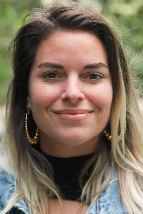 Sophie Tapie as Julie Barnier in Oscar