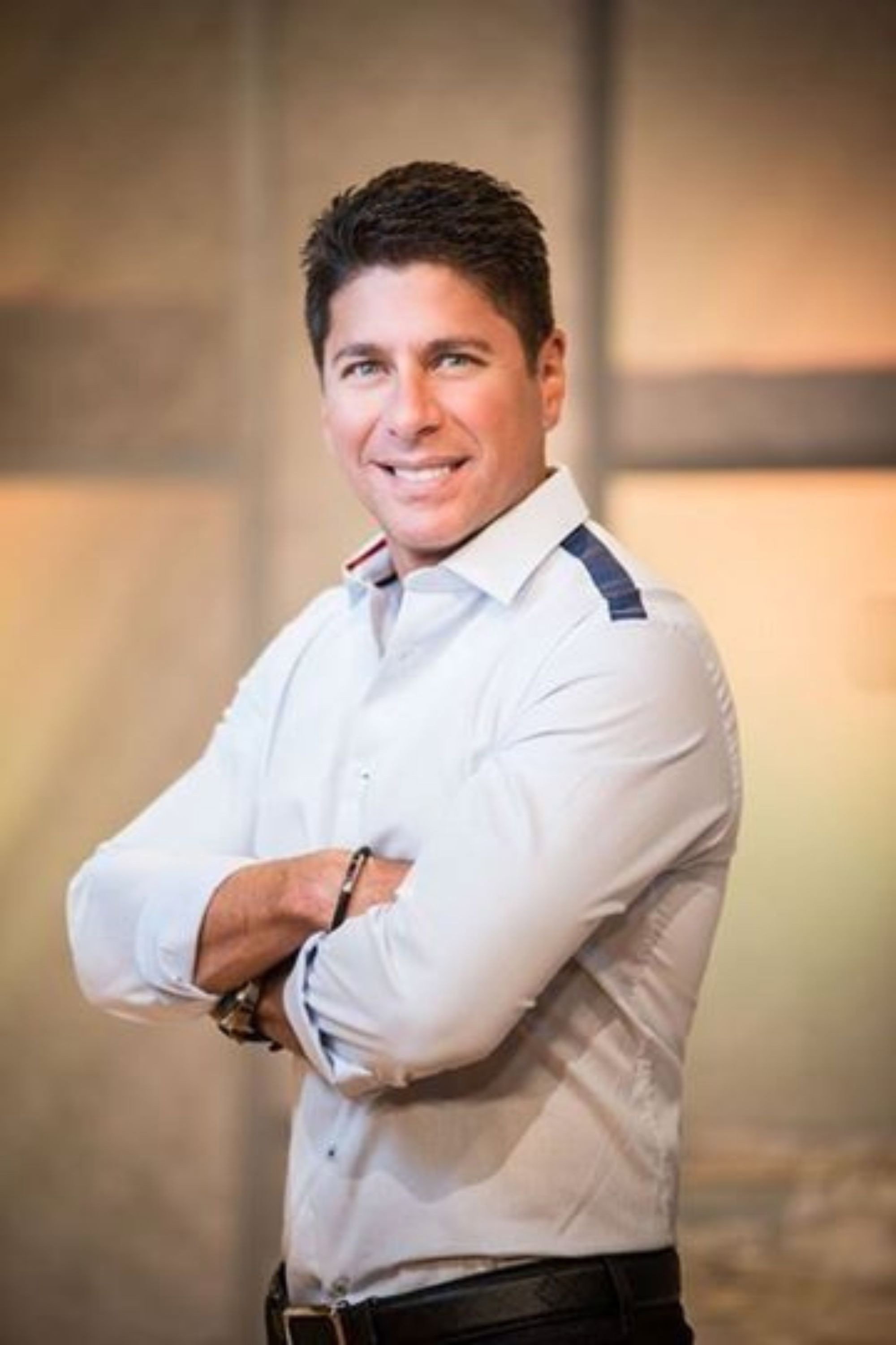 Raymond Arrieta as Himself/Host in Día a Día