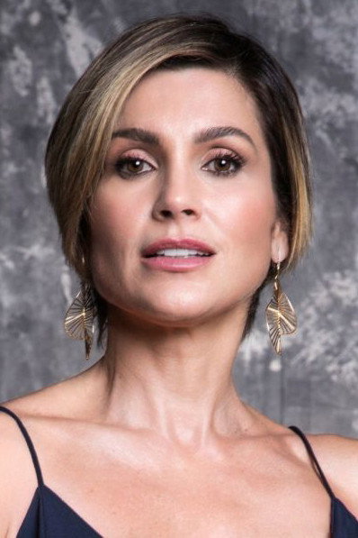 Flávia Alessandra as Lívia Gonçalves / Princesa Cecília de Alencastro in O Beijo do Vampiro