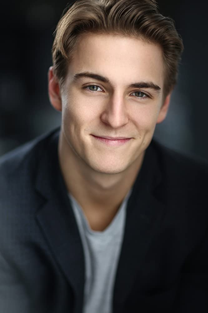Evan Roderick as Justin Davis in Enfrentar o Gelo