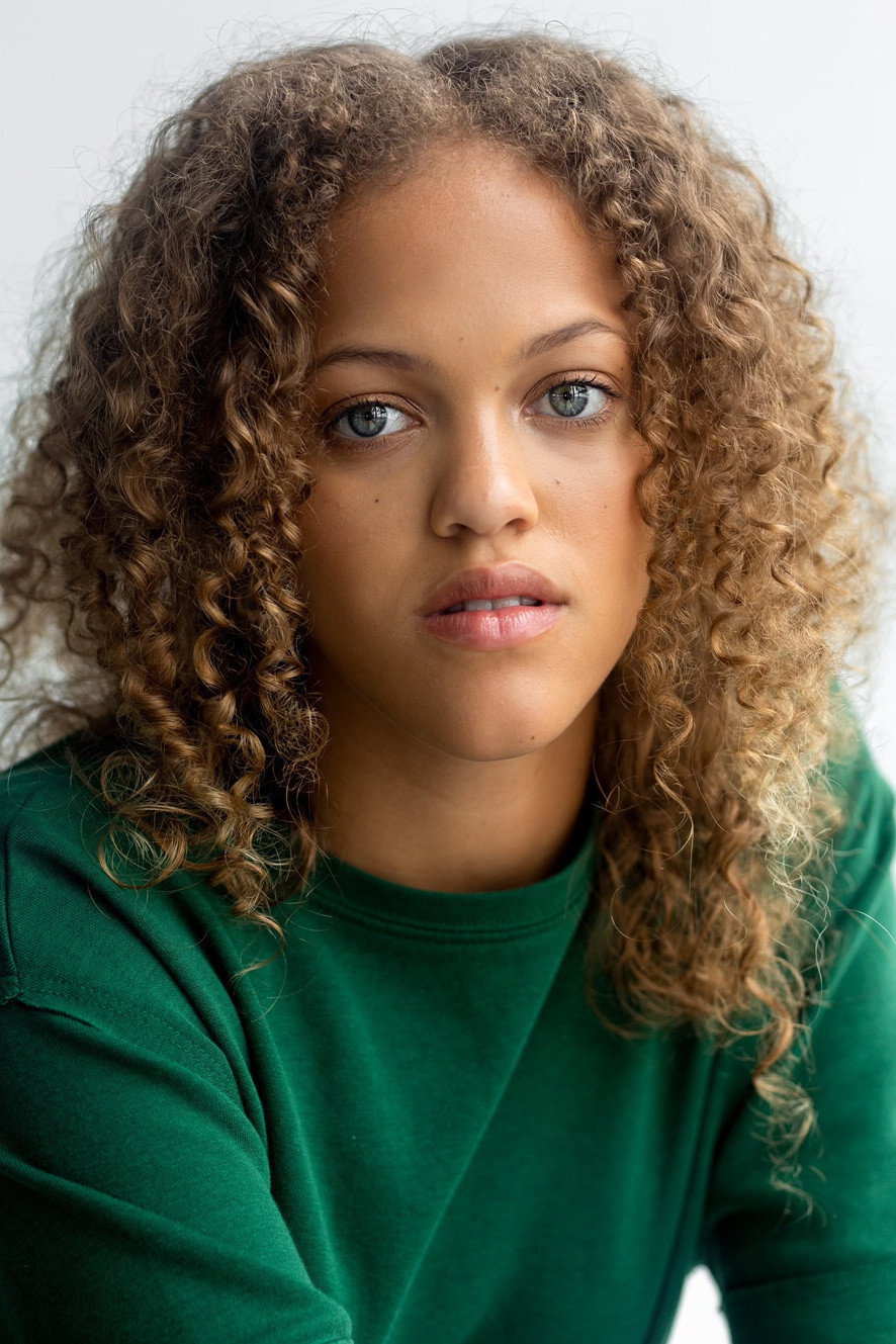 Sarah-Maxine Racicot as Aïna Bastien in Le pacte